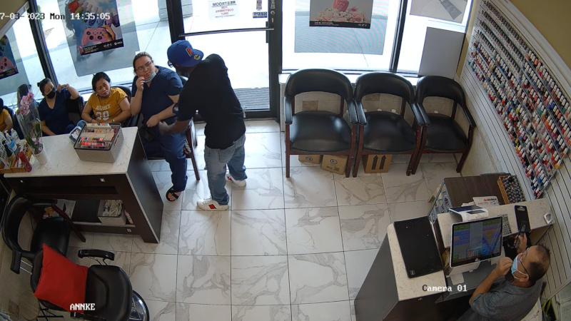 Wild Video: ‘Armed’ Thief Gives Up After Victims Ignore His Demands