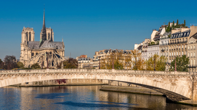 Male Tourist Raped by ‘North African’ Suspect in Paris