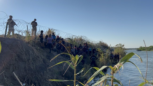 YubNub News        | Texas National Guardsmen Attempt to Stop the Flow of Illegal Immigrants Into Eagle Pass