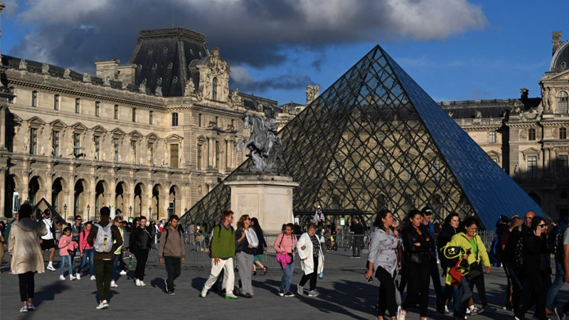 Louvre Museum, Versailles Palace Evacuated Amid Islamist Bomb Threat