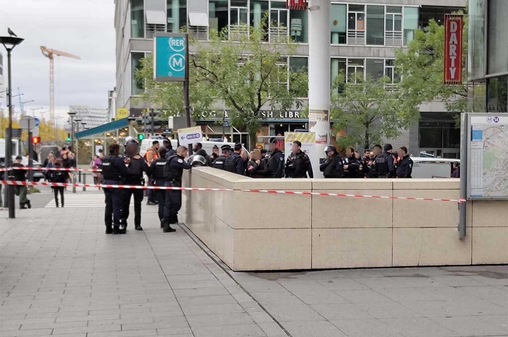 Islamist dressed in veil shot by French police after threatening to blow herself up at Paris train station