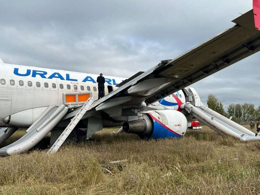 In Russia, a plane with 170 passengers on board made an emergency landing in the middle of a field | Voice of Europe