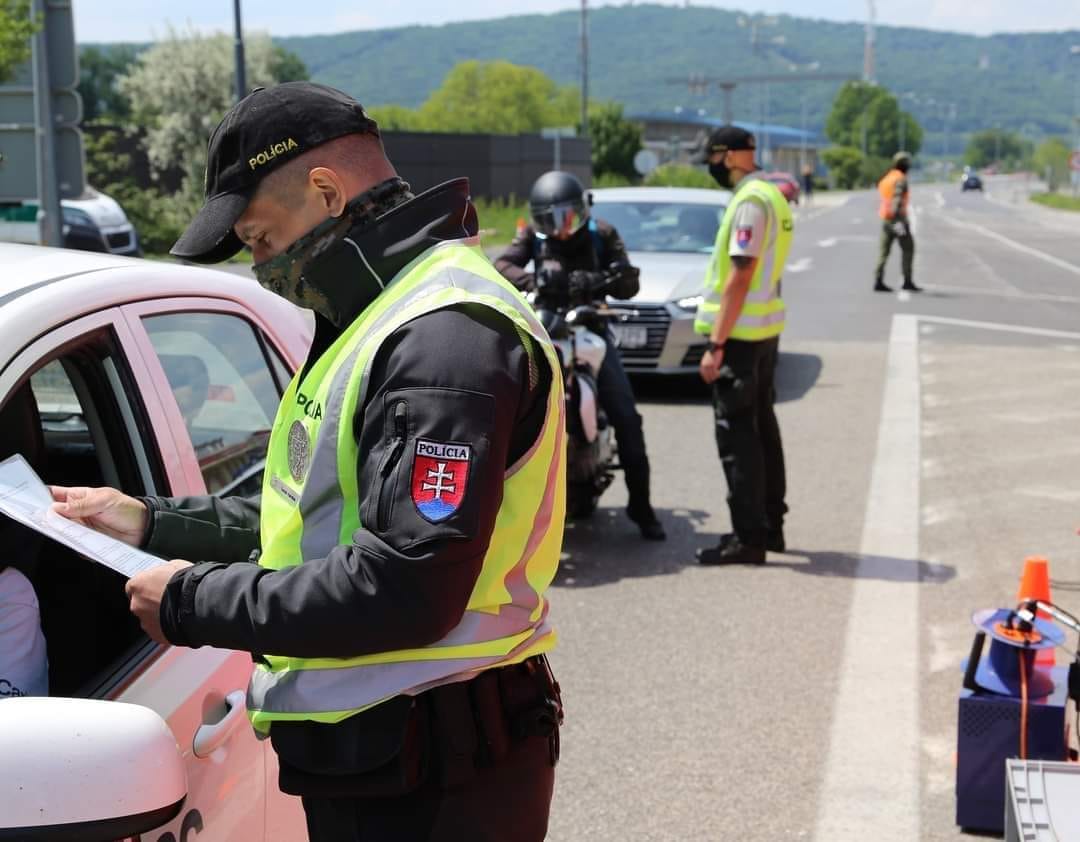 Commuters block border crossing between Czechia and Slovakia