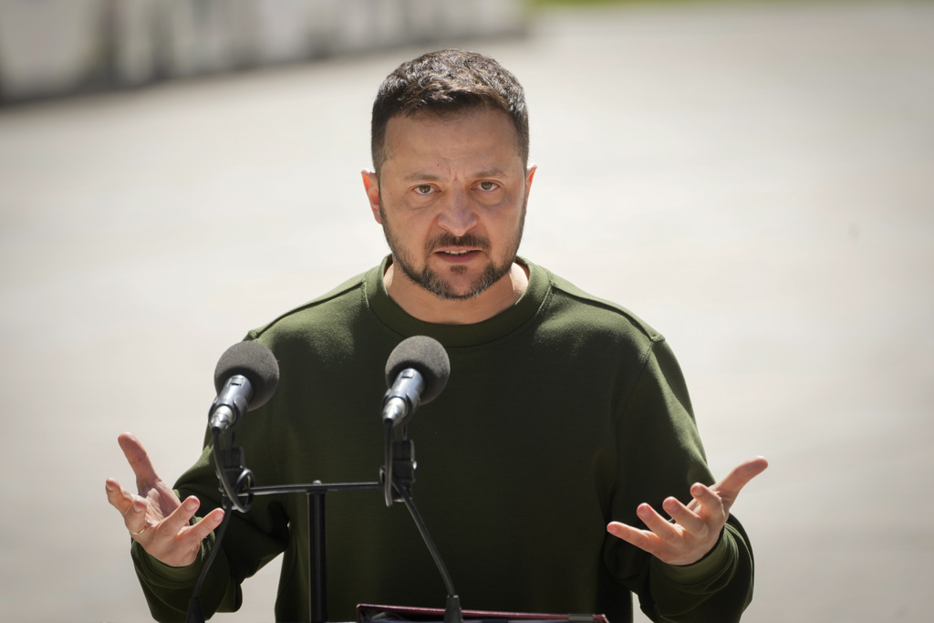 A crumbling of Zelensky's government could be good news and bring an end to the war, claims retired US colonel