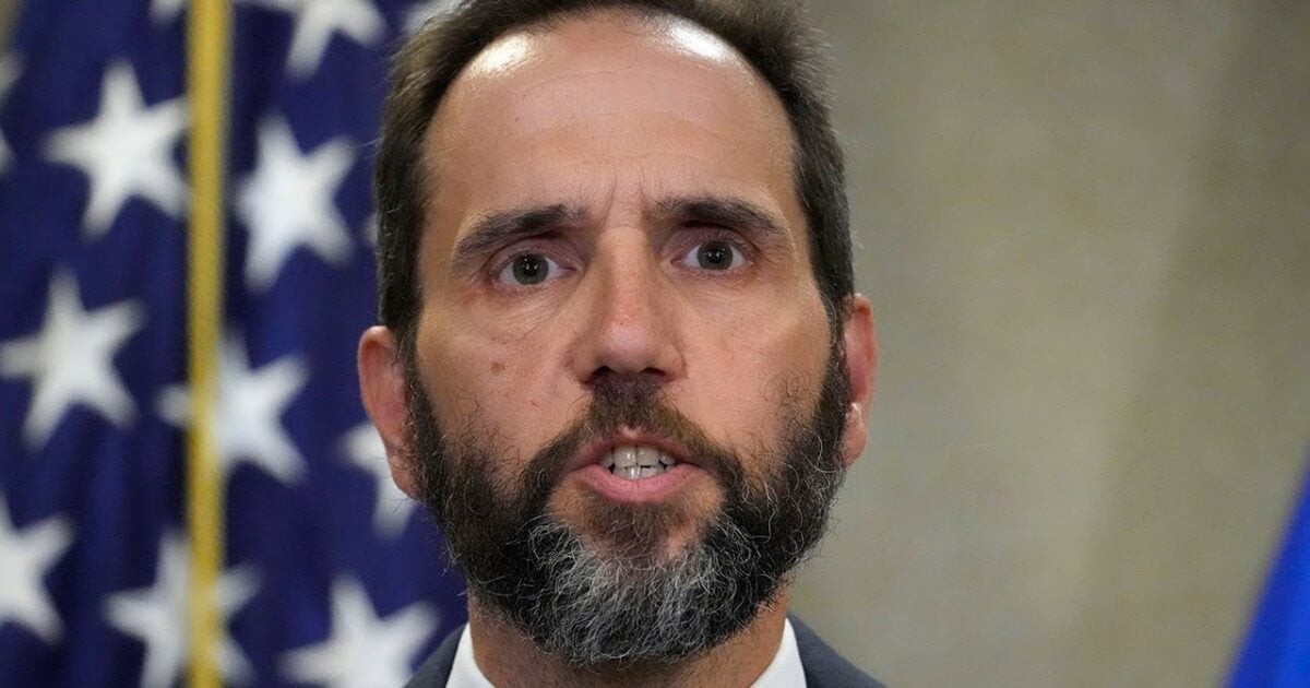 Shocking Papers Reveal Biden’s Top Aide’s Stealthy Meeting with Jack Smith’s Head Prosecutor – All Before the Mar-a-Lago Classified Info Bombshell! – Sense of Truth