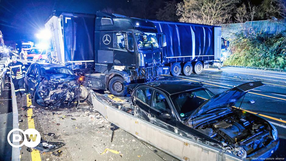 Germany: Trucker leaves trail of destruction after amok ride – DW – 12/01/2024