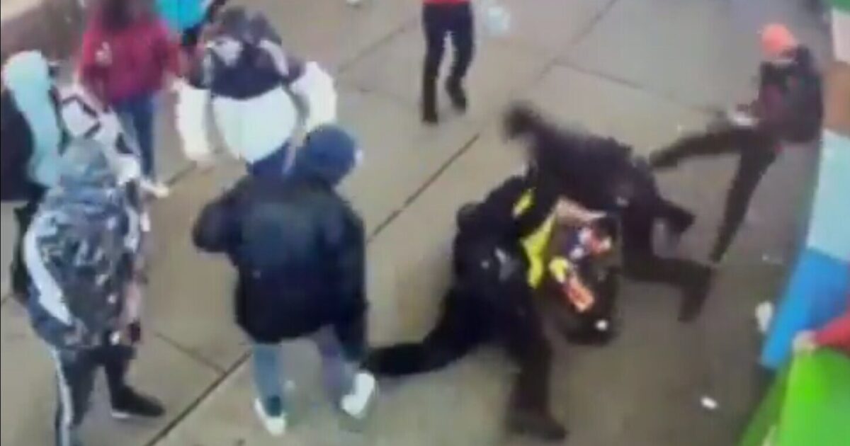 Biden's America: Migrant Mob Beats and Kicks New York City Cops Near Times Square (Video) | The Gateway Pundit | by Kristinn Taylor