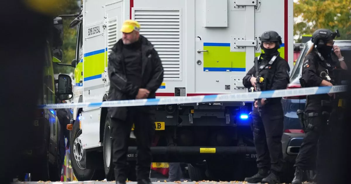 Manchester synagogue stabbing LIVE: Two killed and suspect pictured wearing device shot dead in terror attack - updates - Manchester Evening News